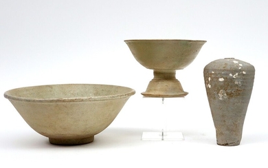 Lot van een antieke Oosterse schaal op voet, vaas en bowl in aardewerk ||lot with...