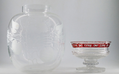 Lotto composto da un vaso in vetro con fiori incisi e un'alzata in cristallo molato con fascia color rosso incisa…