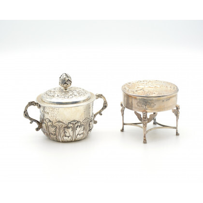Lotto composto da una tazza con coperchio e un'alzatina in argento, epoche e decori diversi (g 500) (difetti)