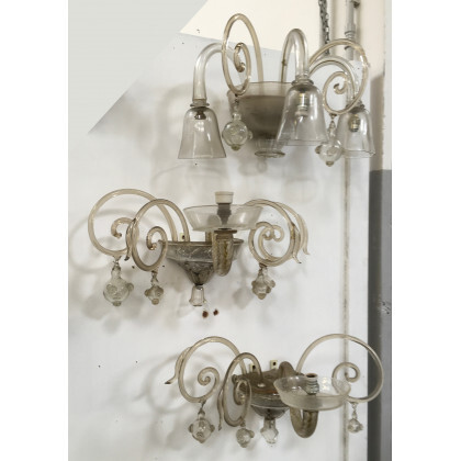 Manifattura di Murano Lotto composto da una coppia di lampade da parete a una luce unita a una lampada da...