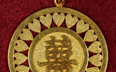 Médaille En or jaune contrôlé 18 K (750‰) orné d’idéogrammes signifiant “double bonheur” D. 3,2 cm Poids 20 gmarqué 22K