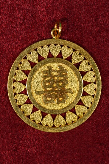 Médaille En or jaune contrôlé 18 K (750‰) orné d’idéogrammes signifiant “double bonheur” D. 3,2 cm Poids 20 gmarqué 22K