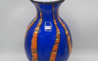 Murano : Vase balustre vers 1950, verre soufflé bouche, teinté bleu avec murines de couleur...