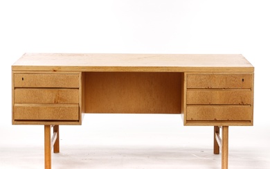 Oman Junior. Freestanding oak desk, model 76