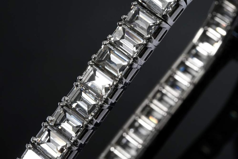 Opulent platinum tennis bracelet with gradient baguette-cut diamonds (total approx. 23ct/VSI-SI/W-CR (H-L)), 36g, l. 17.4cm