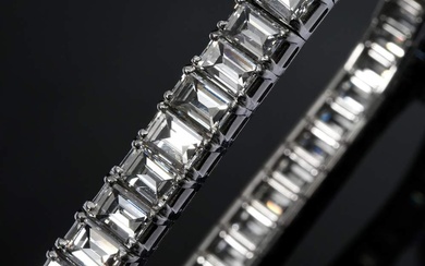 Opulent platinum tennis bracelet with gradient baguette-cut diamonds (total approx. 23ct/VSI-SI/W-CR (H-L)), 36g, l. 17.4cm