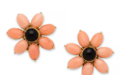 PAIR OF CORAL AND ONYX EARCLIPS PAIRE DE CLIPS D'OREILLE...