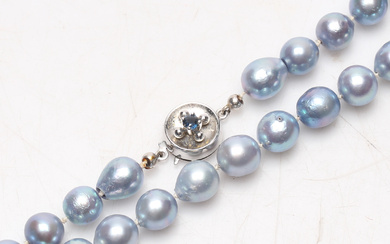 PEARL NECKLACE, cultured pearls with clasp in 18K white gold with blue stone.