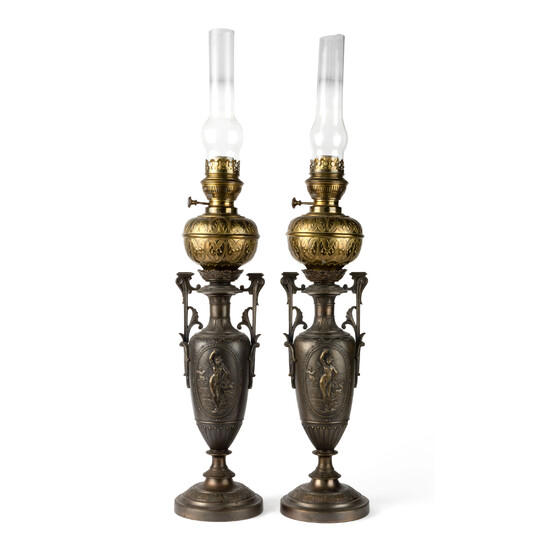 Paar petroleumlampen. Napoleon III periode. Bruin gepatineerd metaal en koper. Renaissance stijl. Met blakers.