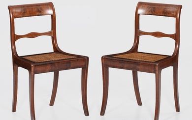 Paire de chaises Biedermeier en acajou, placage et incrustations en citronnier. Cadre trapézoïdal sur pieds...