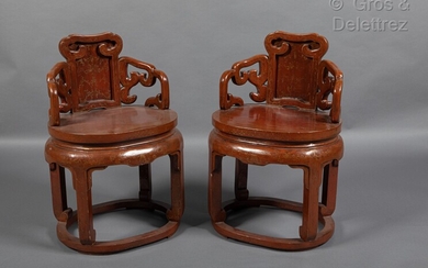 Paire de fauteuils en bois laqué rouge ornés de volutes et motifs stylisés à l...
