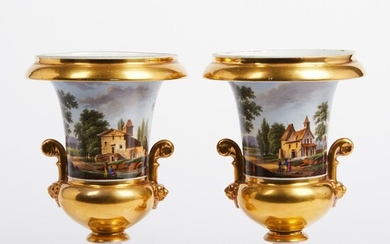 Paire de petits vases de forme Médicis à 2 anses en porcelaine à décor polychrome...