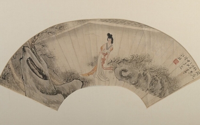 Peinture à l'encre et couleur sur papier Chine En forme d'éventail, à décor d'une femme...