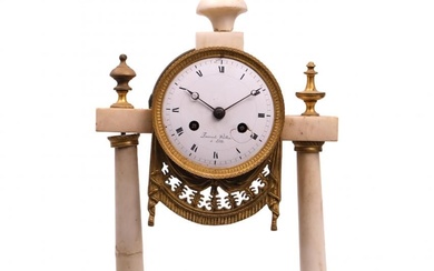 Pendule portique en marbre blanc et bronze doré avec cadran en porcelaine. Ffs. 19e s....
