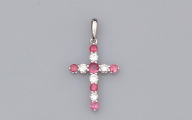 Petite croix pendentif en or gris 750°/°° (18K) , sertie de rubis et de diamants....