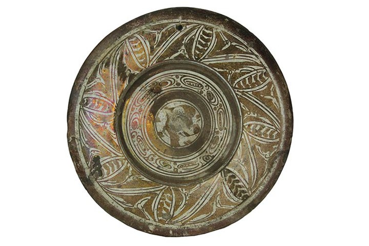 Plate Large plate with wide brim, hollow base. Majolica decorated...
