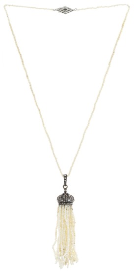 Pompon XIXe s., en argent, demi perles et diamants sur un collier or 585 un rang de seed pearls