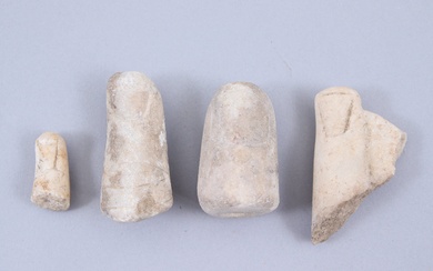 Probablement Smyrne ou ses environs Quatre doigts en marbre : - Deux doigts en marbre...