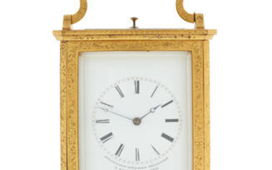 RARE PENDULE DE VOYAGE DU MILIEU DU 19EME SIECLE EN LAITON GRAVE, MOUVEMENT A SONNERIE ET REPETITION, RESSORT HELICOIDAL A fine and rare mid 19th century French engraved brass striking and repeating carriage clock with helical balance spring