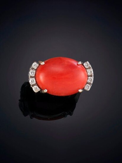 RING WITH CORAL CABOCHON AND GLITTER ON THE SIDES. Frame in 18K white gold. Total weight of the diamonds 0.30K. Output: 450.00 Euros. (74.874 Ptas.)