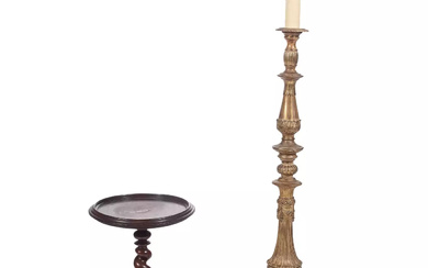 Réunion d'un lampadaire de style Louis XVI et d'une sellette de style Louis XIII