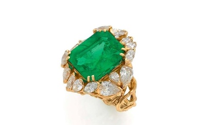 Ring in 18k openwork pink gold (750‰), wood imitation, adorned with an octagonal emerald, 9,77