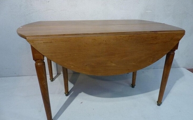 Round walnut table with extension and folding end. Period: 18th century. (Back extension). Dimensions: diameter: 129 cm.