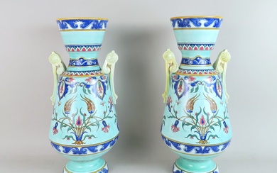 SARREGUEMINES. Paire de vases balustres à deux anses sur petits piédouches, de forme "étrusque", en...
