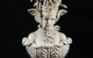 Scultura in marmo bianco raffigurante il busto della Medusa che emerge da un...