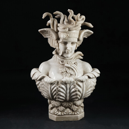 Scultura in marmo bianco raffigurante il busto della Medusa che emerge da un...