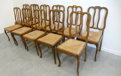 Série de 11 chaises paillées de style Louis XV en chêne