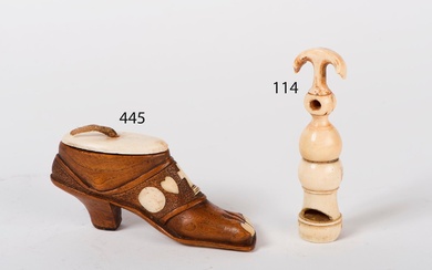 Sifflet en ivoire marin de morse à décor d'ancre, Travail de ponton, XIXe H.10,5 cm,...