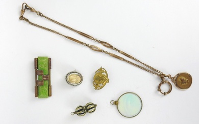 Six BIJOUX FANTAISIE comprenant un collier, deux pendentifs et trois broches, l'une plaquée argent sertie...