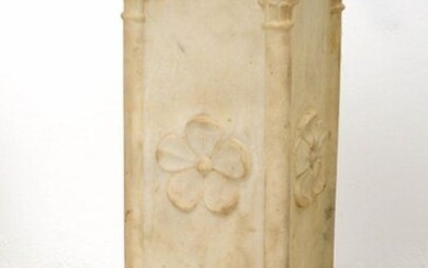 Small square-section column in white marble carved with "Daisies" decorations between "Colonnades". English work. Period: 19th century. (*). Size: +/-33x61x33cm.