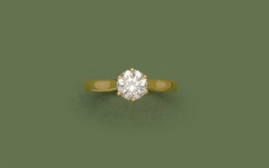 Solitaire en or jaune 18K (750/1000) serti d’un diamant taille brillant pesant 1,03 carat (pesé)....