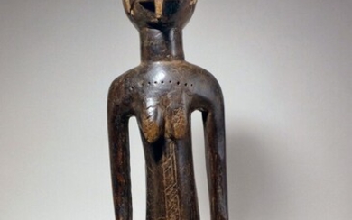 Statuette Bambara Statuette féminine aux bras détachés du corps, le ventre présente des scarifications, le...
