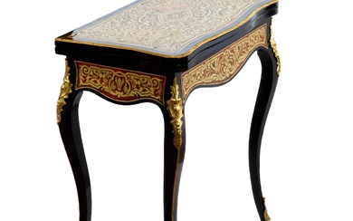 Table à cartes de style Boulle, avec pieds galbes. 19ème siècle. Marqueterie, bronze dore, laiton....