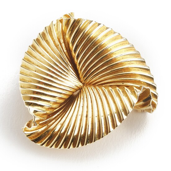 Tiffany & Co.: A brooch of 14k gold. Signed Tiffany. App. 3.4×4.4 cm. Weight app. 13 g.