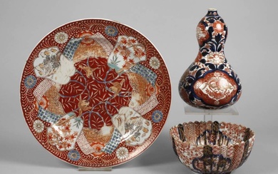 Trois pièces en porcelaine 19e/20e s., dont une assiette Imari avec marque de six caractères...
