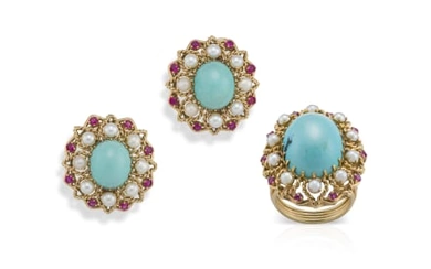 Turquoise, ruby and pearl gold ring and a pair of earrings, en suite