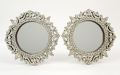 Twee Ottomaanse mirrors met Syrische bloemvormige omkadering met ingelegd parelmoer - diameter : 32 cm||two...