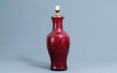 Un vase en porcelaine de Chine monochrome sang de boeuf monté en lampe, 18ème/19ème siècle