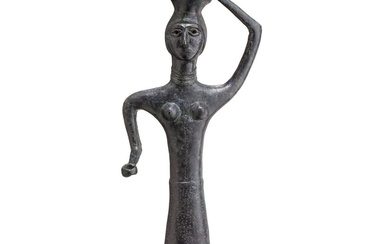 Une statue en bronze d'une femme portant un vase sur la tête, Bactriane, fin du...