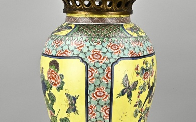 Vase chinois ancien à couvercle, glaçure jaune avec décor floral et montures en bronze. XIXème...