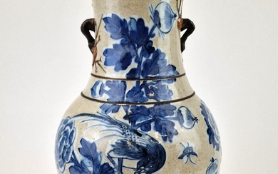 Vase pansu à décor d'oiseaux et fleurs bleus, oreilles à décor de branches Signature au...