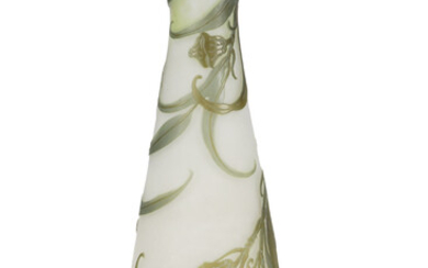 Vase piriforme en verre multicouche signé Gallé. A décor de branches d'eucalyptus vertes sur fond blanc, h. 30,5 cm