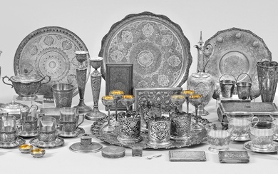 Vaste collection d'accessoires de table de l'époque de la dynastie Pahlavi. Argent, en partie émaillé,...