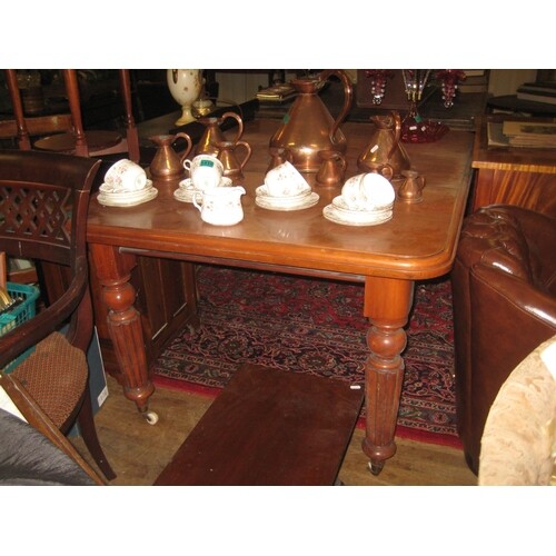 Victorian Mahogany Dining Table (neat size)