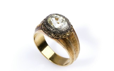 YELLOW SAPPHIRE AND GOLD RING