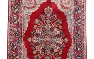 Yazd/ Kirman carpet, classic medallion design on red base. 20th century. 305×208 cm.